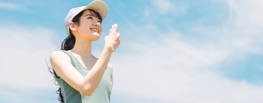 冷却スプレーをかける女性