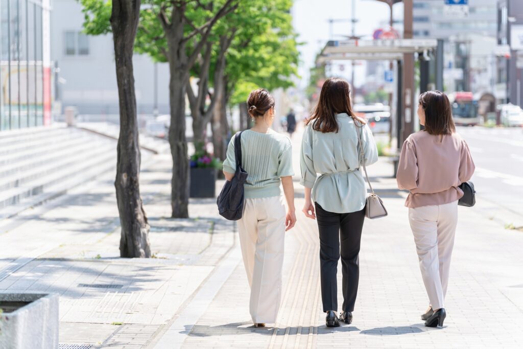 女性３人の後ろ姿