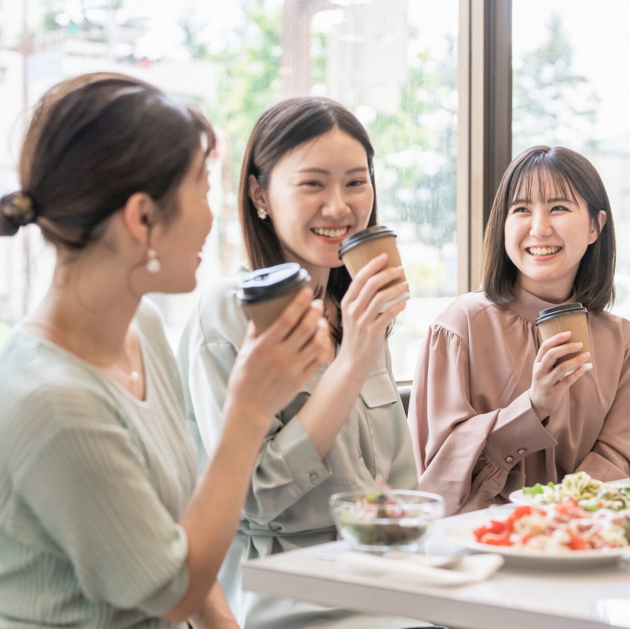 カフェでお茶する３人の女性