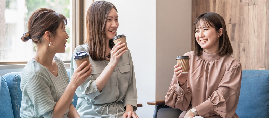 カフェで楽しそうに話す３人の女性