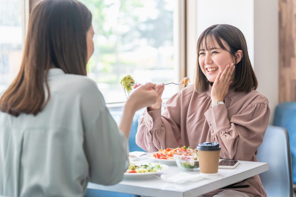 軽食を取る女性二人