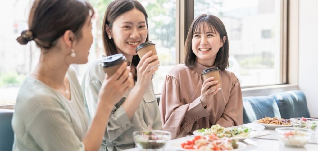 楽しく食事中の３人の女性