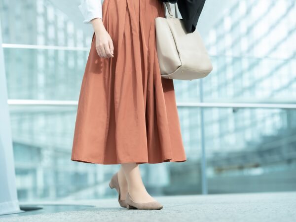 茶色いロングスカートの女性