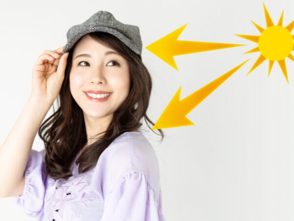 太陽から帽子とシャツでUV対策している女性