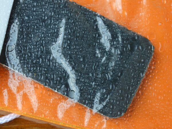 スマホをビニールの防水ケースに入れている