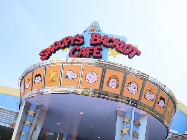 スヌーピー・バックロット・カフェ