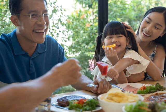 親子で食事中の様子