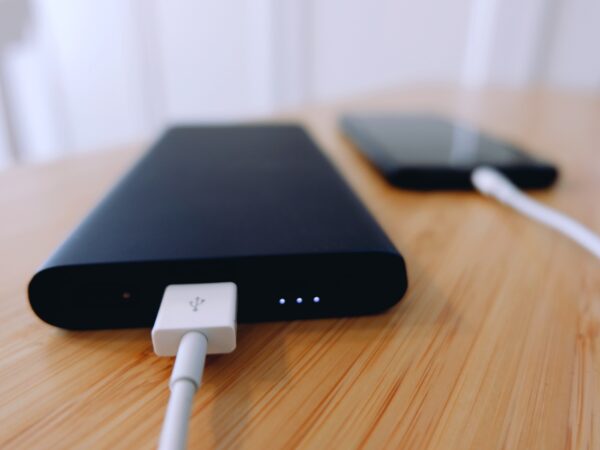 スマホを充電中