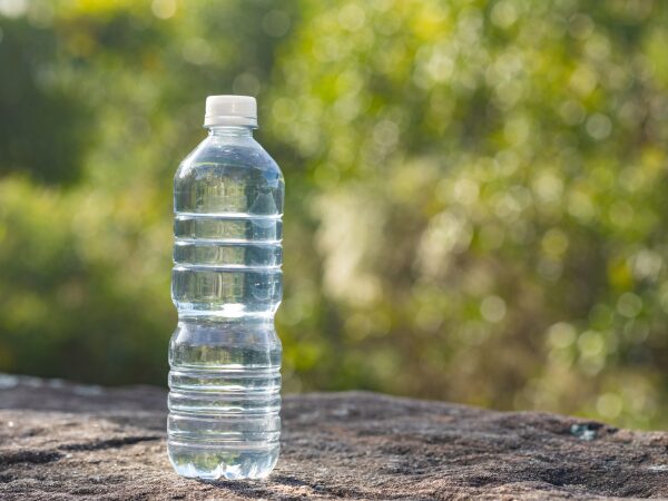 屋外の水のペットボトル