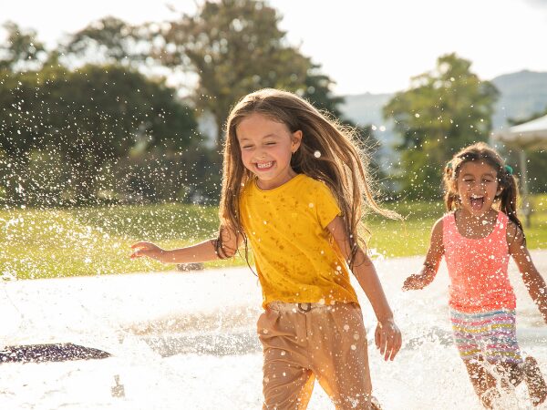 水遊びしている子ども