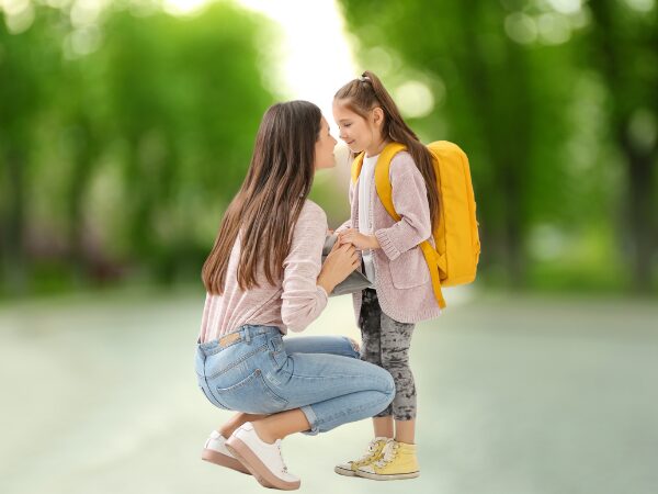 子どもに色々と説明している母親