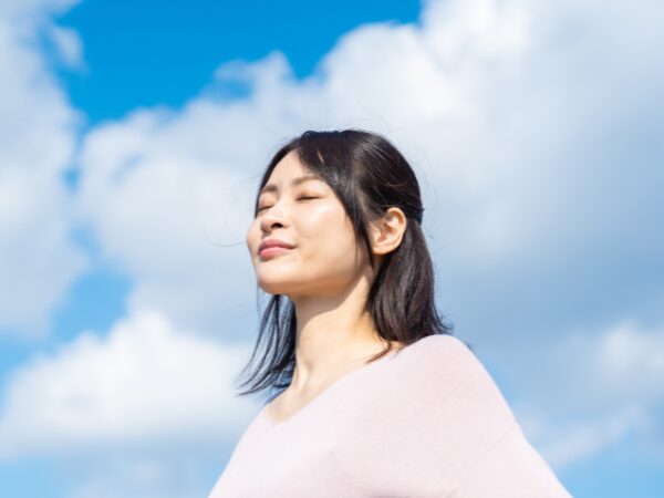 屋外で深呼吸する女性