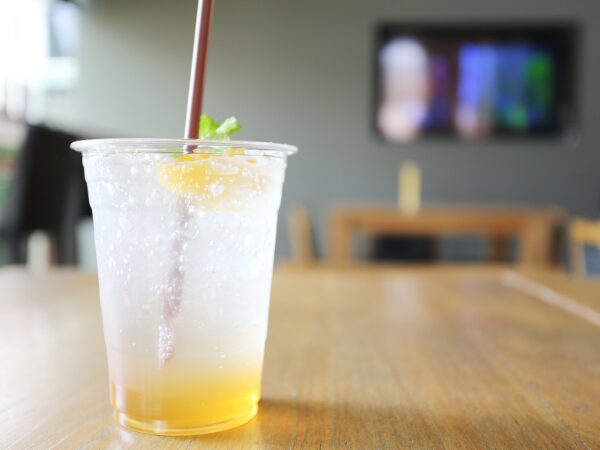 テーブルの上のレモンソーダ水