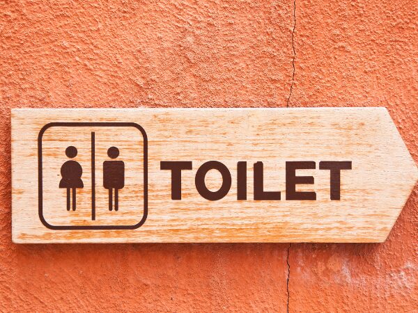 木の矢印にトイレのマーク