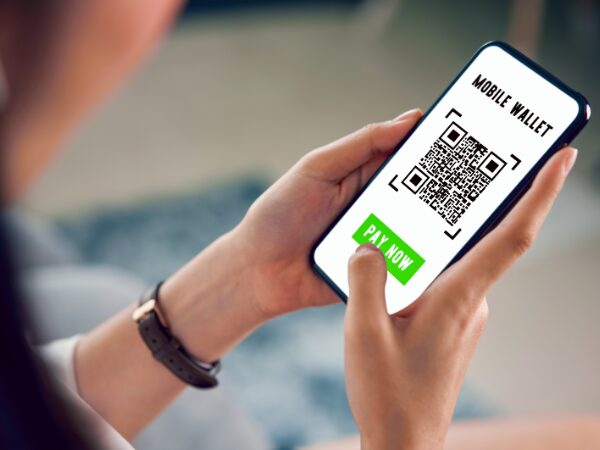 スマホのQRコードを見ている