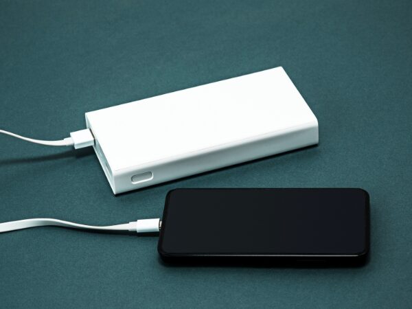 白いモバイルバッテリーと黒いスマホ