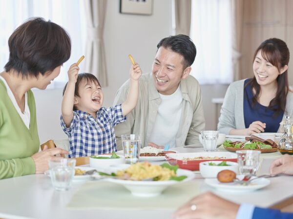 家族で楽しく食事をする様子