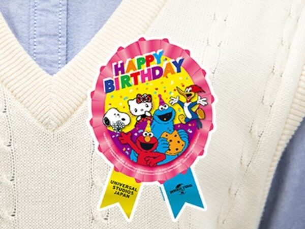 誕生日シールを貼っている子どもの白いベスト