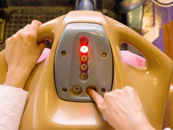 ハリドリの曲選び番号を押している手