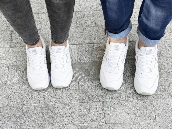 男女ペアの白いニューバランス