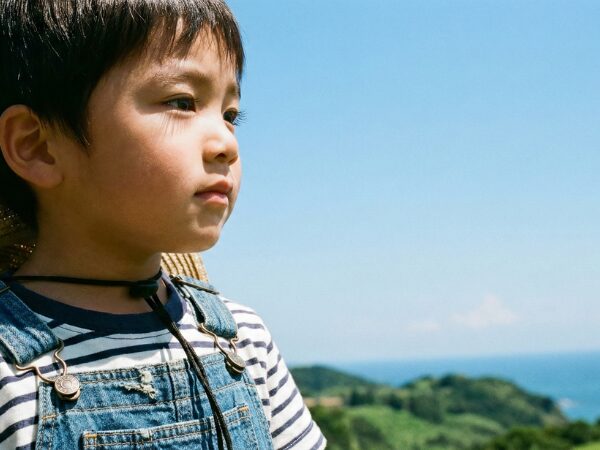 ぼんやり見つめる男の子