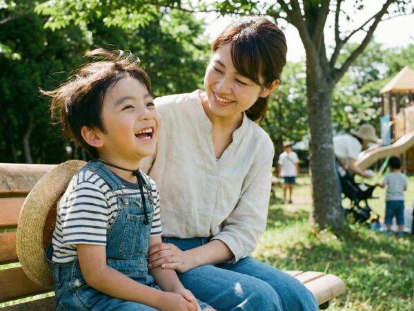 母親とベンチに座って休憩する男の子