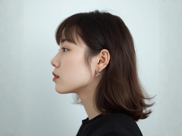 ピアスをした20代女の子の横顔