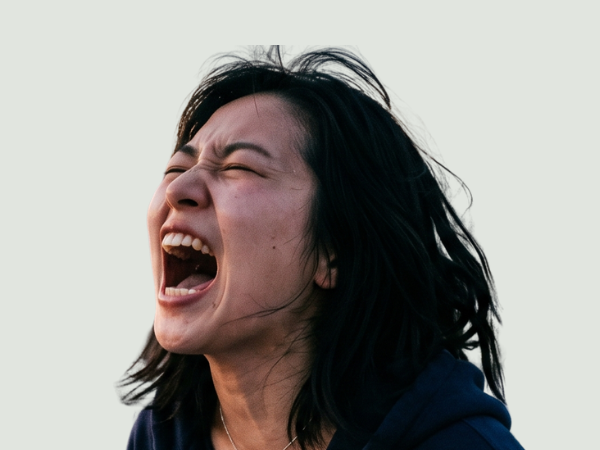 叫んでいる女性