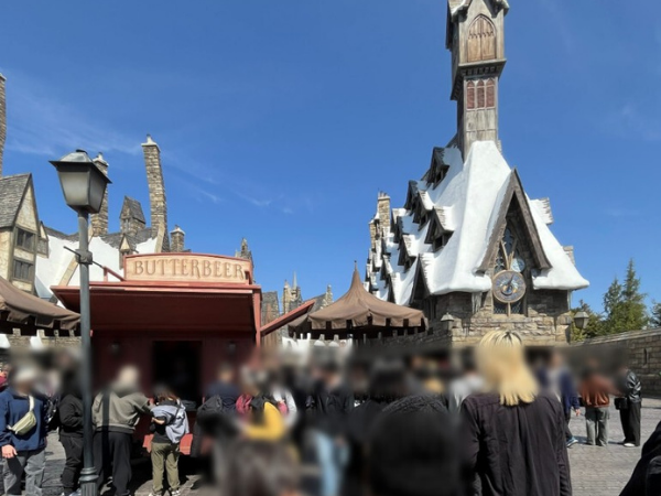 USJハリー・ポッターエリアのホグズミード村にあるバタービールのワゴンと雪化粧した建物