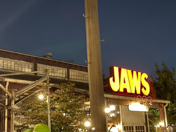 夜のユニバーサル・スタジオ・ジャパンでライトアップされたJAWSの看板