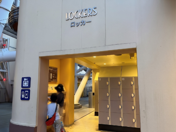 USJ内のコインロッカー。LOCKERSの案内表示と複数のロッカーが並ぶ様子。